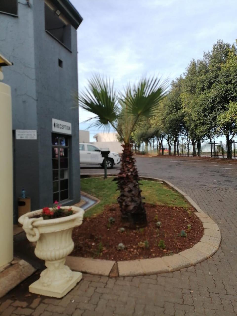 Airport Inn And Suites Edenvale Exterior foto